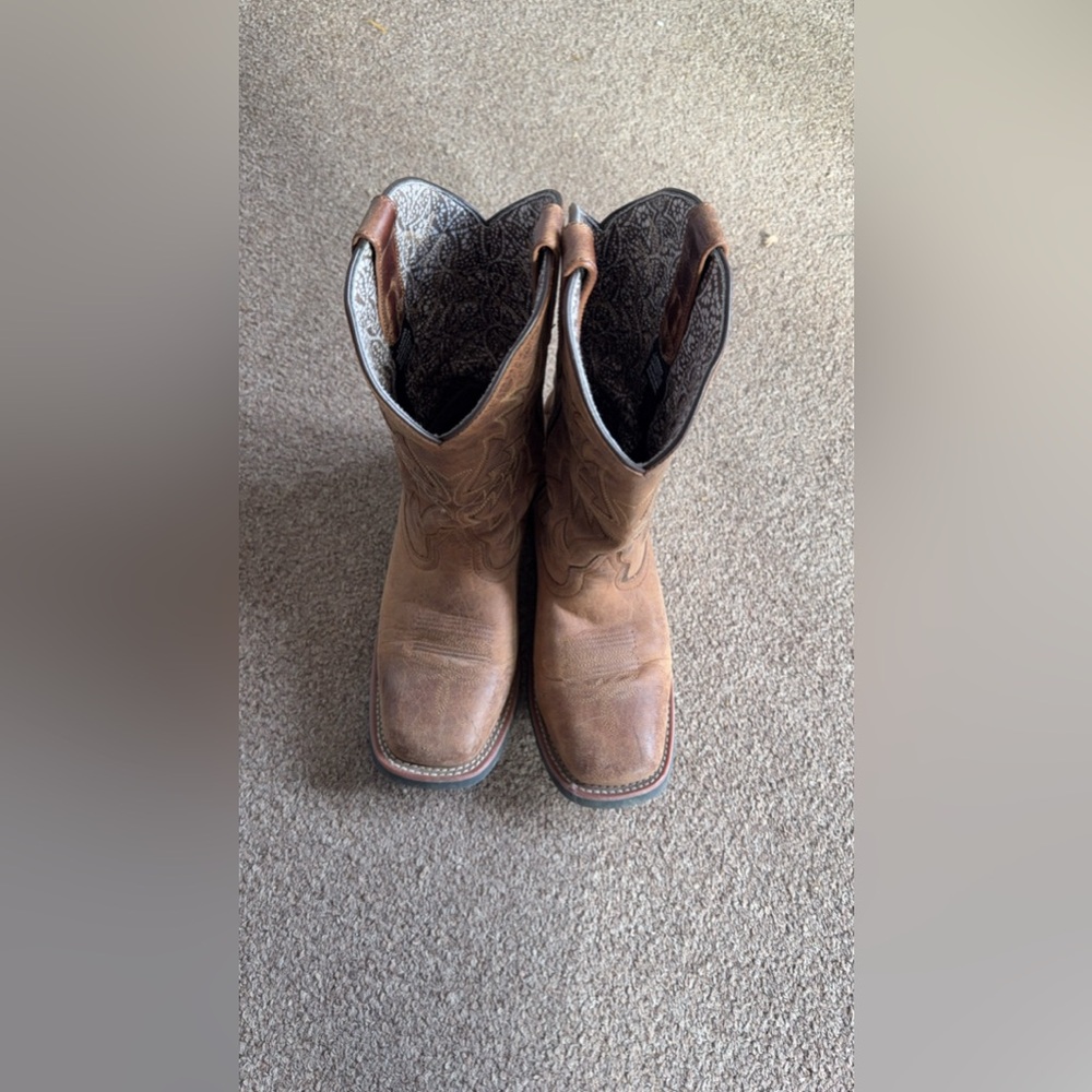 Woman’s 8.5 M cowgirl boots
